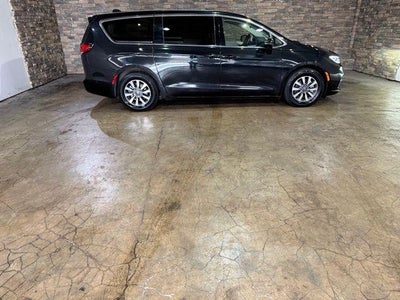 2022 Chrysler Pacifica Hybrid Touring L FWD