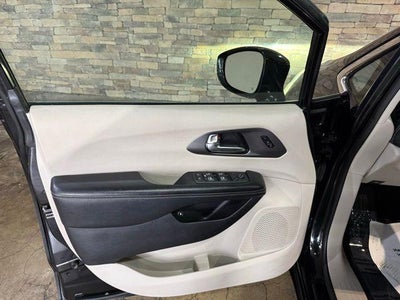 2022 Chrysler Pacifica Hybrid Touring L FWD