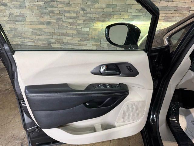 2022 Chrysler Pacifica Hybrid Touring L FWD