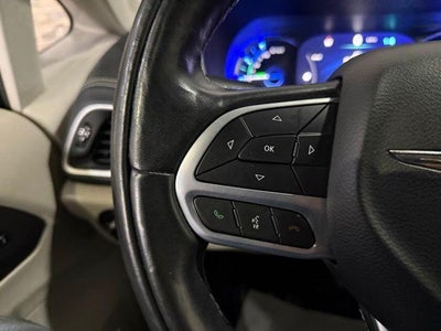 2022 Chrysler Pacifica Hybrid Touring L FWD