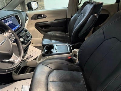 2022 Chrysler Pacifica Hybrid Touring L FWD