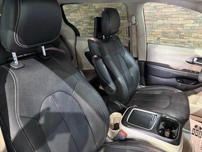 2022 Chrysler Pacifica Hybrid Touring L FWD