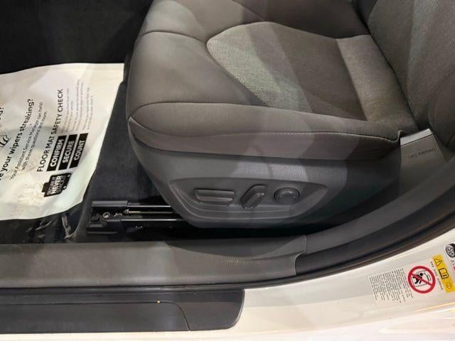 2018 Toyota Camry Hybrid LE CVT (Natl)