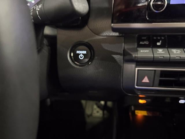 2025 Toyota Camry SE AWD (Natl)
