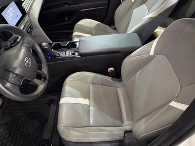 2025 Toyota Camry SE AWD (Natl)