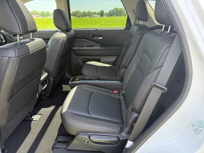 2025 Nissan Pathfinder SL 4WD