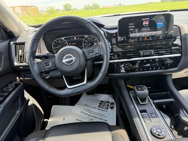 2025 Nissan Pathfinder SL 4WD