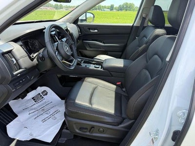 2025 Nissan Pathfinder SL 4WD