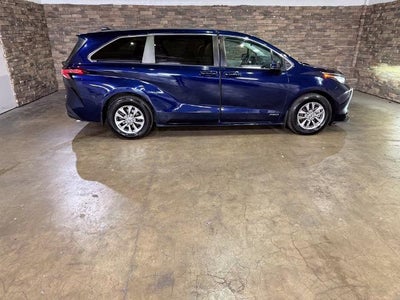 2021 Toyota Sienna LE FWD 8-Passenger (Natl)