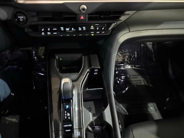 2025 Toyota Crown XLE AWD (Natl)