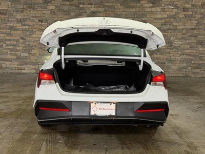 2025 Hyundai ELANTRA SE