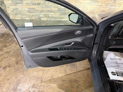 2025 Hyundai ELANTRA SE