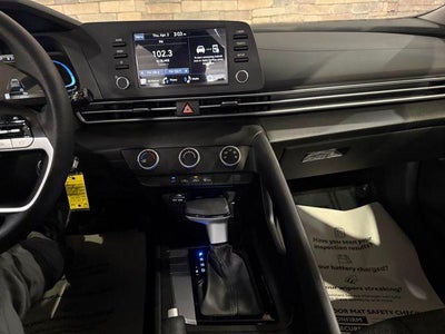 2025 Hyundai ELANTRA SE