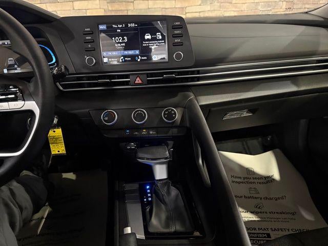 2025 Hyundai ELANTRA SE