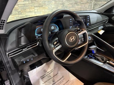 2025 Hyundai ELANTRA SE